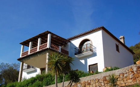 Casa rural vista desde la piscina